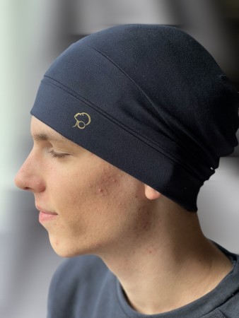 Enkel lue i bambus med brett i mørk blå på modell